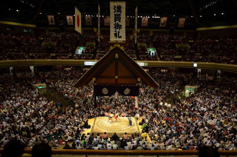 sumber: https://www.japantimes.co.jp/life/2013/08/20/lifestyle/a-big-day-out-at-the-sumo/