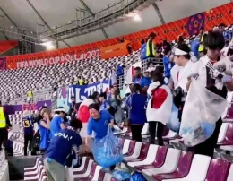 Suporter Jepang membersihkan sampah di stadion. Doc FifaWorldCup