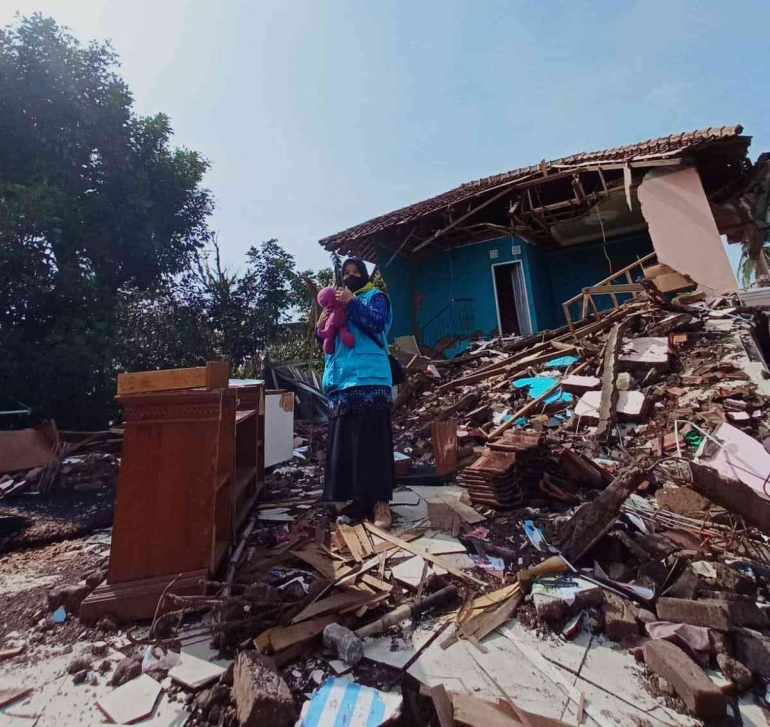 Foto puing-puing reruntuhan akibat gempa bumi di Cianjur | dokumentasi pribadi