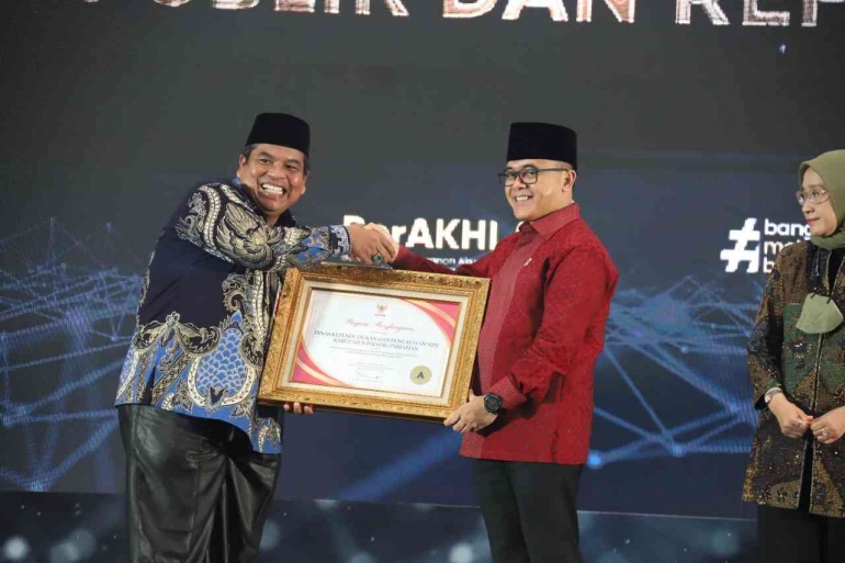 Bupati Padang Pariaman menerima penghargaan dari Menteri PAN RB (sumber : dari publikasi Youtube Kemenpan RB)