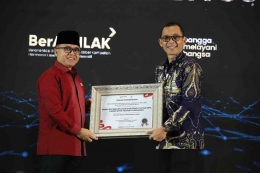 Kepala Disdukcapil Padang Pariaman menerima penghargaan Zona Integritas dari Menteri PAN RB (sumber : dari publikasi Youtube Kemenpan RB)