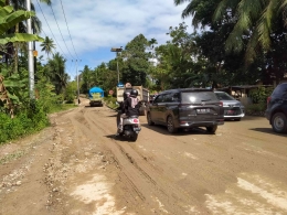 Kondisi jalan lumpur menuju kantor Bupati Padang Pariaman di Parik Malintang. (foto dok damanhuri)