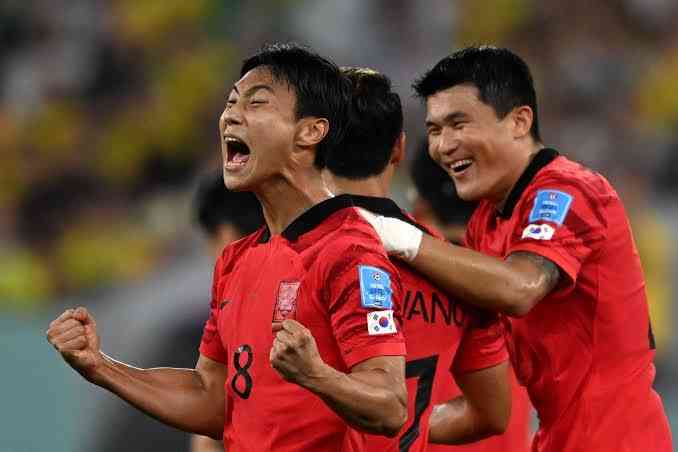 Paik Seung Ho (no.8) pemain Asia terakhir yang buat gol di Piala Dunia 2022/ foto: japantimes.co.jp