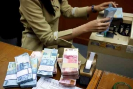 Ilustrasi meminjam uang di bank | foto: reuters via solopos.com