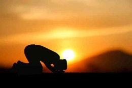 Ilustrasi Seseorang sedang berdoa (Sumber Gambar : Klatenkab.go.id)
