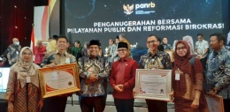 Menteri PAN RB foto bersama Bupati Padang Pariaman dan tim Pemkab Padang Pariaman (sumber: tim Disdukcapil) 