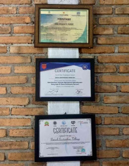 Sertifikat dan Penghargaan di Ruang Sekretariat Desa Ekowisata Pancoh | Dokumen Pribadi