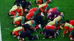 Timnas Maroko Sujud Syukur atas kemenangan adu Pinalti Vs Spanyol, Sumber : bola.Tempo.co