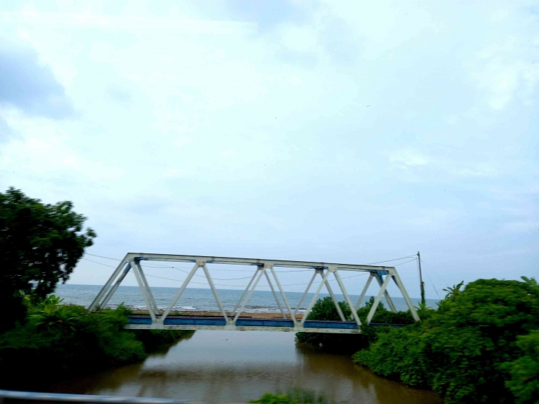 Jembatan kereta api tua yg tak terpakai lagi, sekitar Banyuputih, Batang, Jateng. Foto : Parlin Pakpahan.