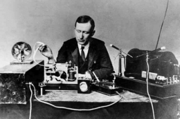 Guglielmo Marconi memperlihatkan cara penggunaan pemancar radio tanpa kabel buatannya pada tahun 1901.(WIKIPEDIA/LIFE via kompas.com) 