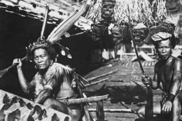 Suku Dayak di Pedalaman Pulau Borneo