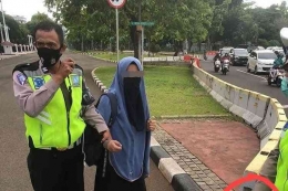 Wanita pelaku aksi teror yang diduga akan menerobos masuk ke Istana Negara pada akhir Oktober 2022. Foto : kompas.com