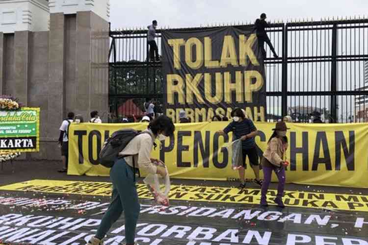 Aksi tabur bunga penolakan RKUHP di depan Gedung DPR RI, Senayan, Jakarta (05/12/2022). | Sumber: KOMPAS.com/ Tatang Guritno