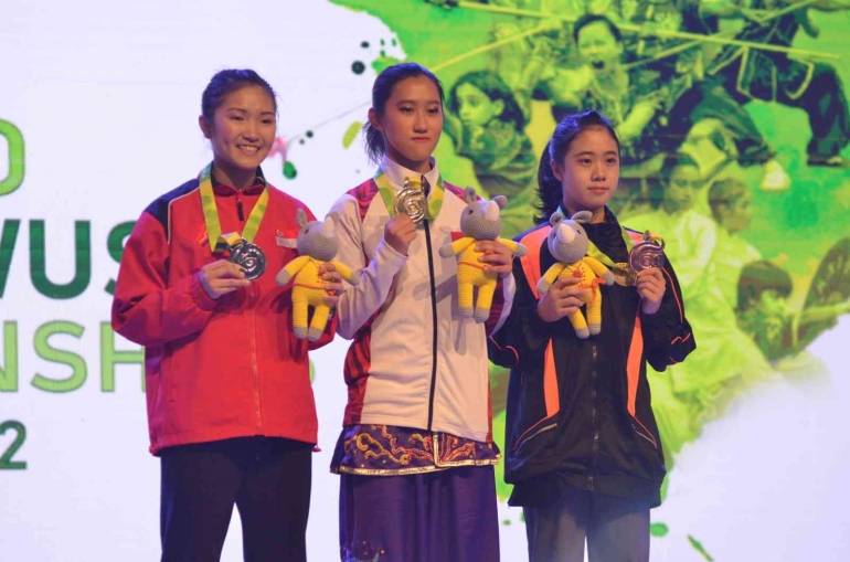 Ivana Beatrice dengan medali emasnya. (Foto: Wushu Indonesia).