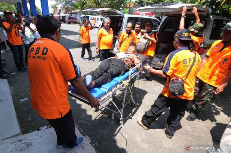 Simulasi bencana letusan gunung api meletus (dok foto: antaranews.com)