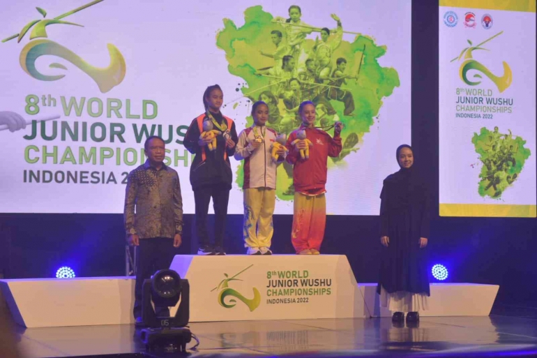 Thalia Marvelina Tanzil di podium kejuaraan bersama Menpora Zainudin Amali. (Foto: Wushu Indonesia).