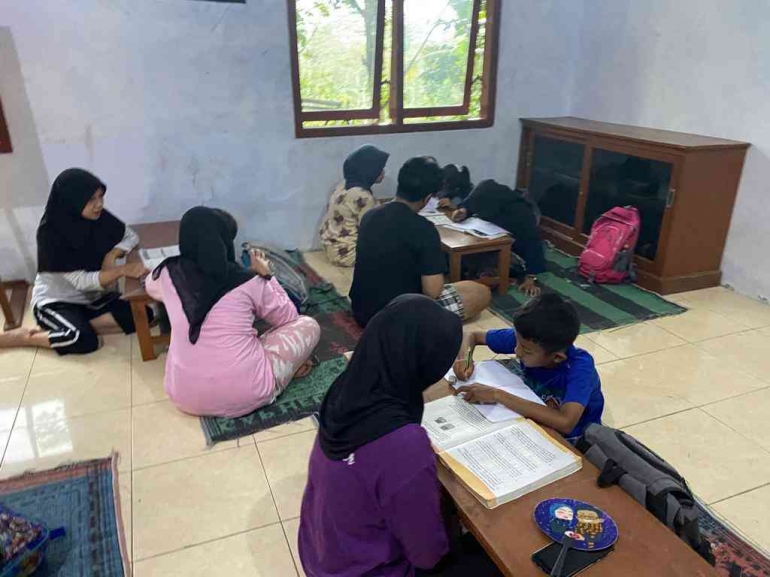 Mahasiswa KKN MBKM UM sedang Mengajar Bimbingan Belajar/dokpri