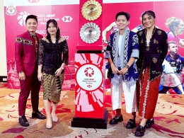 Gaya menawan pemain putri Indonesia di acara gala dinner BWF World Tour Finals 2022/ foto: PBSI