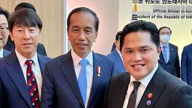 Presiden Joko Widodo (tengah) bertemu dengan Erick Thohir (kanan) dan Shin Tae-yong (kiri). Foto: Instagram @erickthohir.