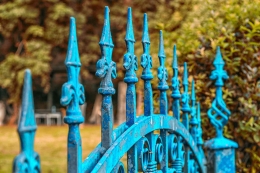 Pintu gerbang besi oleh Peter H dari pixabay.com