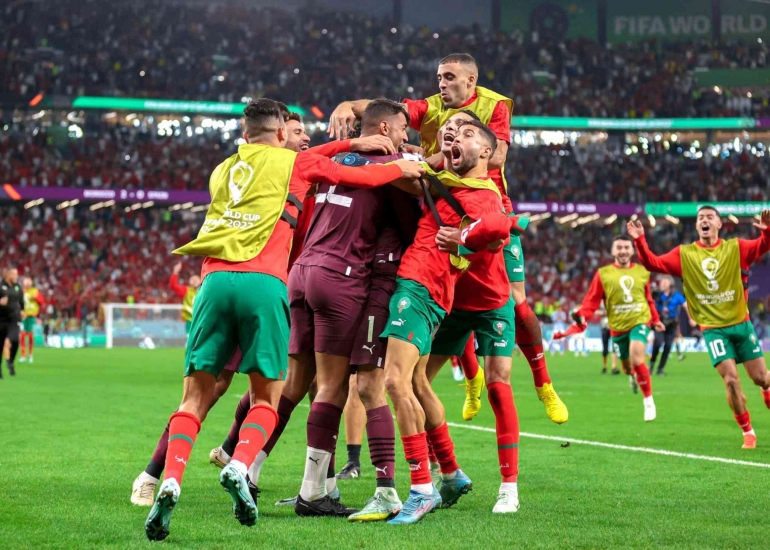 Selebrasi Timnas Maroko lolos ke perempat final Piala Dunia 2022 setelah mengalahkan Spanyol. Sumber : Twitter/vivagoal_idn
