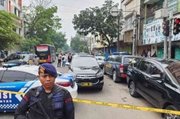 Aparat kepolisian berjaga-jaga di lokasi pasca meledaknya bom di kantor Polsek Astanaanyar Kota Bandung. Photo: Kompas.com
