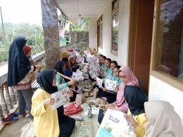 Mahasiswa Universitas Negeri Semarang (UNNES) GIAT 3 Desa Candigaron mengadakan kegiatan sosialisasi ecobrick (Sumber: Dokumentasi Pribadi)