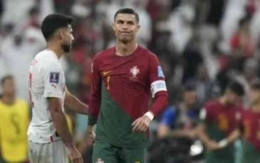 Christiano Ronaldo dengan wajah yang tidak menunjukkan gembira (kecewa) saat meninggalkan lapangan sementara teman lainnya berpesta setelah mengalahkan Swiss 6-1 ( foto:CNN.Indonesia.com)