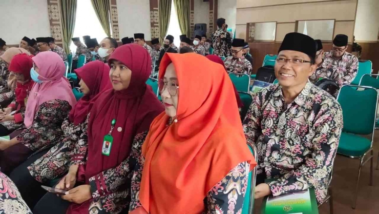 Kepala madrasah menyaksikan penandatanganan pakta (doc.maf)