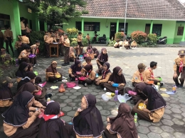 Senam rutin hari jumat di SDN 2 Petungsewu, Dau, Kabupaten Malang (dokpri)