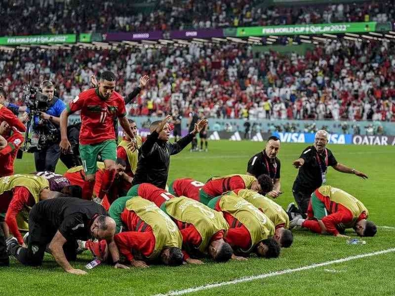 Selebrasi ikonik Timnas Maroko sebagai ucap syukur usai mengalahkan Spanyol. Sumber: AP Photo/ AP/Martin Meissner 