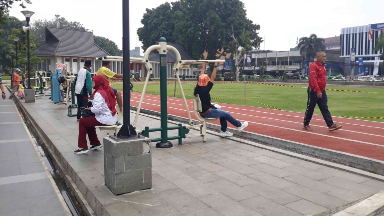 Sekelompok warga memanfaatkan ruang terbuka  Alun-Alun Kota Bogor untuk aktivitas bermain dan berolahraga pada Rabu (7/12/2022). (Foto: Lex)