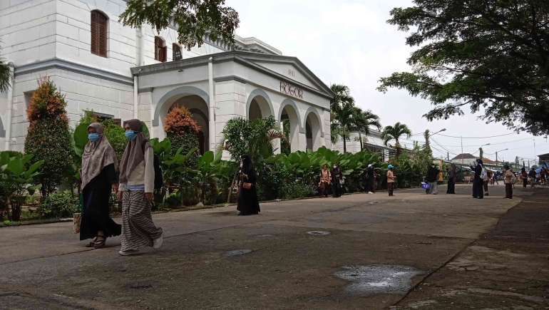 Stasiun Bogor yang didirikan pada tahun 1872 menjadi obyek studi sejarah yang menarik (Foto: Lex)