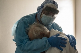 Ilustrasi dokter memeluk pasien lansia| AFP PHOTO/GETTY IMAGES NORTH AMERICA/Go Nakamura via Kompas.com