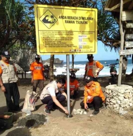 Pemasangan peringatan rawan tsunami membantu mengingatkan warga untuk berhati-hati (dok foto: bpbd.pangandarankab.go.id)