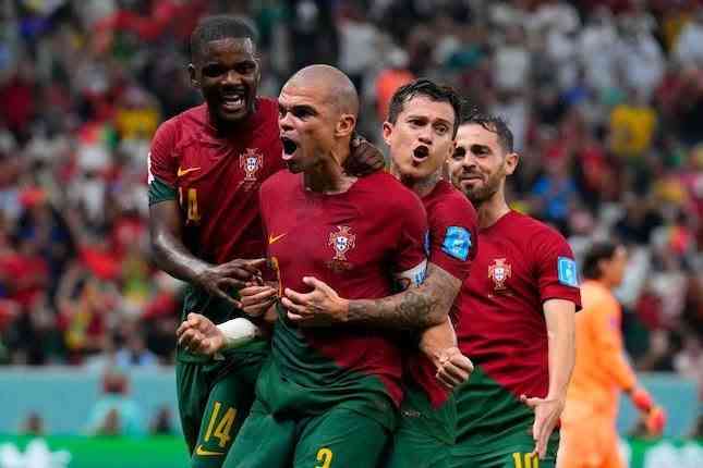 Selebrasi para pemain Portugal merayakan gol ke gawang Swiss. Foto: Natacha Pisarenko/AP Photo/ bola.net