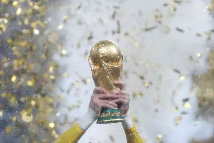 ilustrasi: Kapten timnas Perancis, Hugo Lloris, mengangkat trofi Piala Dunia seusai laga final Piala Dunia 2018, 15 Juli 2018. (Foto: AFP/ODD ANDERSEN via kompas.com) 