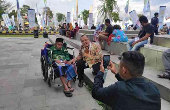 Zamroni membuat  video Tiktok bersama A. Riksawan  pada Sabtu (4/11) dalam acara Muktamar Muhammadiyah ke-48 di Solo (Sumber: Dokumen Muhammad Sidiq)