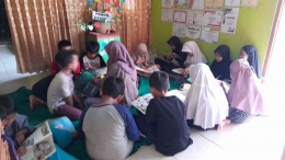 Kegiatan membaca bersama anak-anak di TBM Rumah Baca Pustaka Redila (Dok. pribadi)