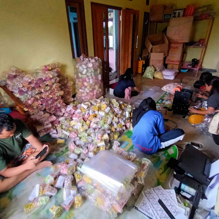 Mahasiswa UM Membantu Proses Produksi Bagian Pengemasan UMKM Mr Gelenk/dokpri