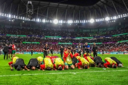 Aksi sujud syukur dari seluruh pemain Maroko atas kemenangannya di Piala Dunia Qatar 2022 (sumber foto : akun twitter @faktabola)