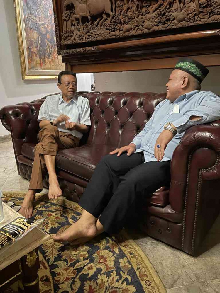 Prof Dr Ryaas Rasyid bersama Ustadz Haji Jemmi Mokodompit (Dokpri)