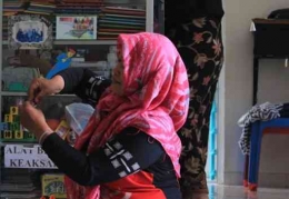 Demonstrasi Kerajinan Tangan dengan Daur Ulang Kemasan Plastik Bekas (Dok. pribadi)