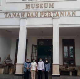 Foto bersama Kepala Museum dan Mentor Magang. Dokpri