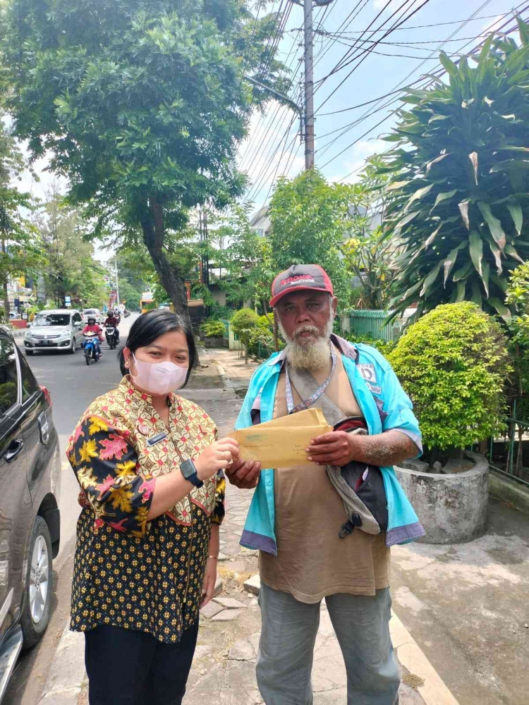 Sumarah(PK Bapas Surakarta) serahkan Surat pengakhiran pad Klien Pemasyarakatan(7/12). Dok. Humas Bapas Surakarta