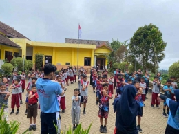 Senam Pagi Bersama Siswa-Siswi, Guru, dan Tim Pengabdian UM (Dokumentasi Pribadi, 2022)