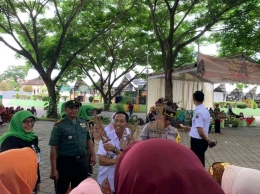 Camat Kanigoro sedang memperagakan salah satu wayang Pandawa Lima didampingi Ibu Kepala Sekolah | Foto: Siti Nazarotin 