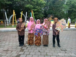 Anak-anak membawa wayang dan mengenakan baju adat jawa | Foto: Siti Nazarotin 