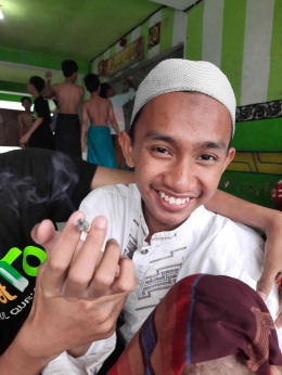  seorang santri (Aris Maulana) terlihat tersenyum ketika bergurau dengan temannya di PP. Kyai Syarifuddin Wonorejo Lumajang, Senin (05/12/22). Dok. pr