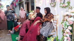 Sepasang pengantin (Muhaimin & Aulia) di Probolinggo melakukan prosesi sungkeman yang merupakan adat budaya pernikahan di suku jawa, kamis (14/07/22).